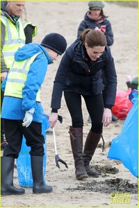 kate-middleton-prince-william-beach-wales-27.jpg