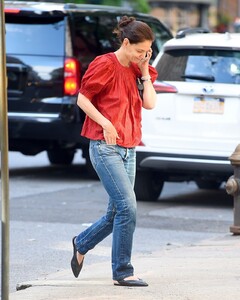 katie-holmes-on-her-phone-nyc-05-28-2019-0.jpg