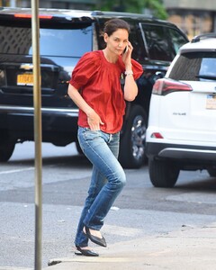 katie-holmes-on-her-phone-nyc-05-28-2019-3.jpg