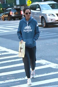 katie-holmes-out-in-nyc-05-07-2019-0.jpg