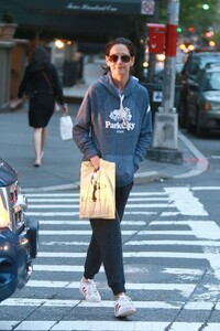 katie-holmes-out-in-nyc-05-07-2019-2.jpg