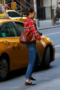 katie-holmes-street-style-05-17-2019-7.jpg