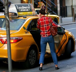 katie-holmes-street-style-05-17-2019-8.jpg