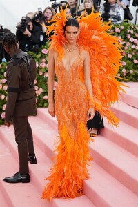 kendall-jenner-2019-met-gala-1.thumb.jpg.ed3ad2e592d3d34fd8e6d747788f70dc.jpg