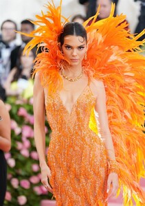 kendall-jenner-2019-met-gala-3.thumb.jpg.22745c2569dd14d4945af4bad914a9d3.jpg