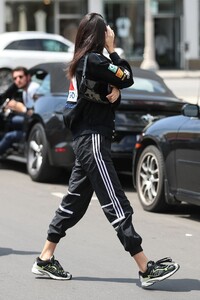 kendall-jenner-and-fai-khadra-lunch-together-at-toast-in-west-hollywood-05-28-2019-7.jpg