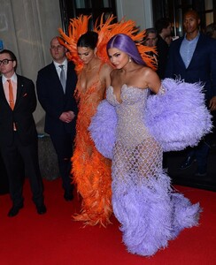 kendall-jenner-and-kylie-jenner-2019-met-gala-1.jpg