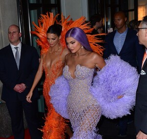 kendall-jenner-and-kylie-jenner-2019-met-gala-2.jpg