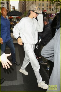 kendall-jenner-at-mark-hotel-01.thumb.jpg.32ca30151e818b173d646c37d99fe969.jpg
