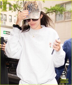 kendall-jenner-at-mark-hotel-02.thumb.jpg.0d310d7819a6843c344002cca4dec0d5.jpg