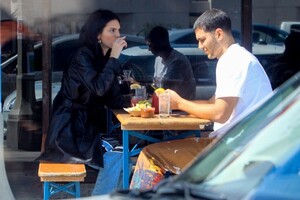 kendall-jenner-out-for-lunch-in-la-05-16-2019-1.jpg