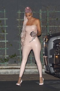 khloe-kardashian-leaves-launch-event-for-kylie-jenner-s-skincare-line-in-west-hollywood-05-21-2019-5.jpg