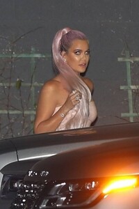 khloe-kardashian-leaves-launch-event-for-kylie-jenner-s-skincare-line-in-west-hollywood-05-21-2019-6.jpg