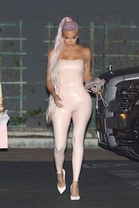 khloe-kardashian-leaves-launch-event-for-kylie-jenner-s-skincare-line-in-west-hollywood-05-21-2019-7.jpg