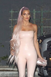 khloe-kardashian-leaves-launch-event-for-kylie-jenner-s-skincare-line-in-west-hollywood-05-21-2019-8.jpg