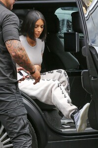 kim-kardashian-in-yeezy-sweatpants-at-a-local-eatery-in-calabasas-05-28-2019-1.jpg
