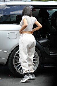 kim-kardashian-in-yeezy-sweatpants-at-a-local-eatery-in-calabasas-05-28-2019-11.jpg