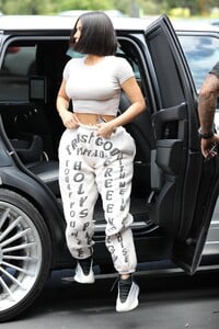 kim-kardashian-in-yeezy-sweatpants-at-a-local-eatery-in-calabasas-05-28-2019-9.jpg