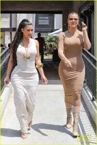 kim-khloe-kardashian-flaunt-their-curves-in-malibu-04.jpg