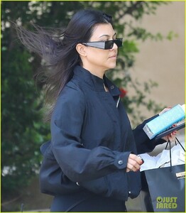 kourtney-kardashian-makes-a-run-for-it-02.jpg