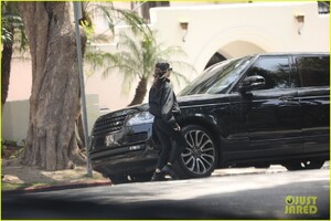 kourtney-kardashian-makes-a-run-for-it-03.jpg