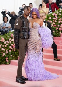 kylie-jenner-2019-met-gala-0.jpg