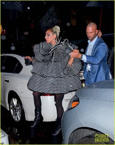 lady-gaga-wows-for-anna-wintour-pre-met-gala-dinner-03.jpg