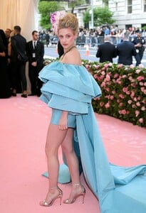 lili-reinhart-2019-met-gala-7.jpg