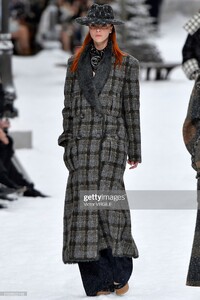 mariacarla-boscono-walks-the-runway-during-the-chanel-ready-to-wear-picture-id1133823148.jpg