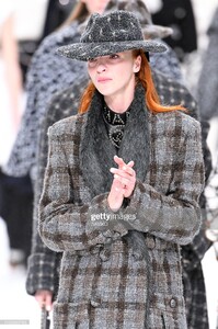 mariacarla-boscono-walks-the-runway-during-the-chanel-ready-to-wear-picture-id1133893786.jpg