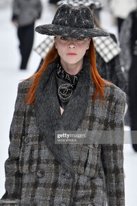 mariacarla-boscono-walks-the-runway-during-the-chanel-ready-to-wear-picture-id1133985561.jpg
