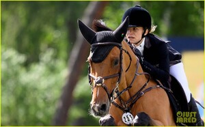 mary-kate-olsen-equestrian-competition-spain-05.jpg