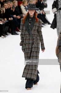 model-mariacarla-boscono-walks-the-runway-at-the-chanel-show-at-paris-picture-id1133819326.jpg