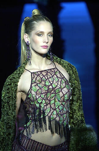 Pin by Ally Ƹ̵̡Ӝ̵̨̄Ʒ on Iconic  90s runway fashion, Runway fashion  couture, Runway outfits