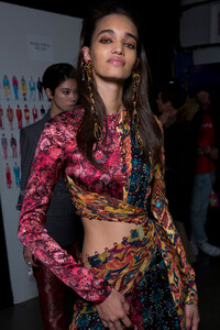 prabal-gurung-bks-g-rf19-5831.thumb.jpg.35488d99605c5a777c7d3c2614fc89e7.jpg