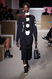 prada-resort-2020-06(1).thumb.jpg.335073ebc87df81187b00d2e1abd08e7.jpg