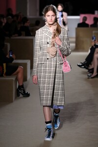 prada-resort-2020-09(1).thumb.jpg.514902c9b0b05c85fddcc6b5ba49d36e.jpg