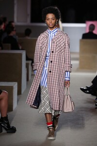 prada-resort-2020-14(1).thumb.jpg.9f93934768d17245c66978aa959d1869.jpg