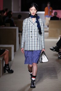 prada-resort-2020-15(1).thumb.jpg.2ecca4f37246b5529c4aa0fa1e1dc09a.jpg