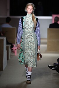 prada-resort-2020-25(1).thumb.jpg.23b0188b6054738aad30649379515c58.jpg