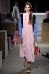 prada-resort-2020-26(1).thumb.jpg.f7bba20c23543f87c333f74d4d73d567.jpg