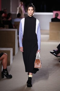 prada-resort-2020-29(1).thumb.jpg.aba9d5d9d97494a760c37fe0888a97ac.jpg