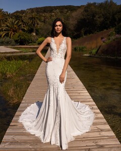 pronovias_61168745_2422965721082243_8064509598044840899_n.jpg