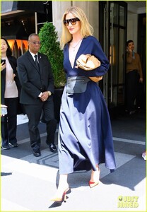 rosie-huntington-whiteley-nyc-may-2019-03.thumb.jpg.d6af76ac70fdcb447660a1281840c2a8.jpg