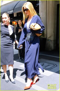 rosie-huntington-whiteley-nyc-may-2019-05.thumb.jpg.9cbef263f0f380283f52b251bbe36488.jpg