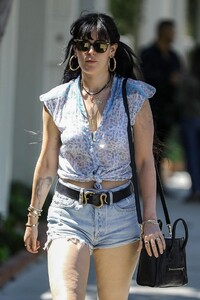 rumer-willis-leggy-in-jeans-shorts-04-10-2019-5.jpg