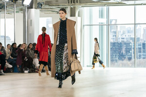 tory-burch-atm-rf19-00470.thumb.jpg.a03a64e4852a6420ebd3891f52bbcc8b.jpg