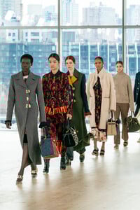 tory-burch-atm-rf19-00517-2.thumb.jpg.dc9c75b8952edc9ebefe6d18fb488925.jpg