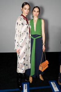 tory-burch-bks-a-rf19-0219.thumb.jpg.070082c7dceefa45d15cb302f2d86429.jpg