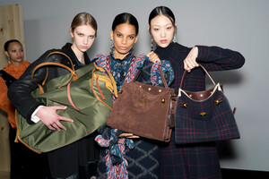 tory-burch-bks-a-rf19-0263.thumb.jpg.4ed0f11c985d84bd5f5eeaae7a2de149.jpg